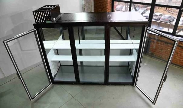 Холодильник для цветов BERK на 3 секции