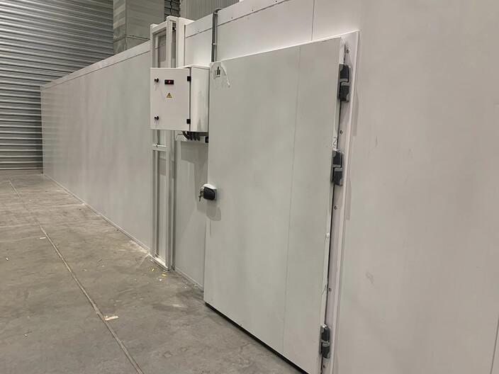 Холодильная камера для хранения ветеринарных препаратов