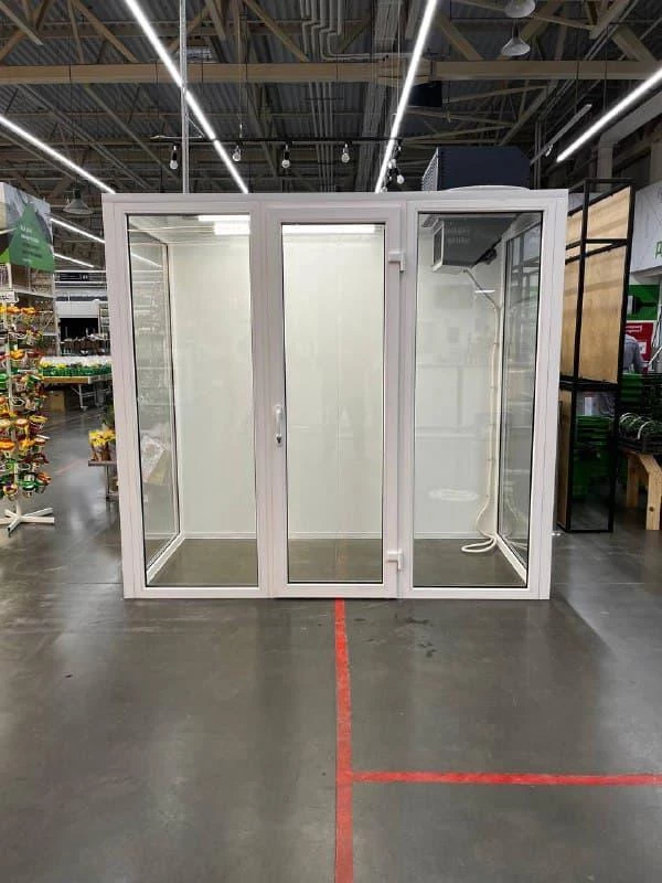 Холодильная камера для цветов в магазине «Леруа Мерлен»