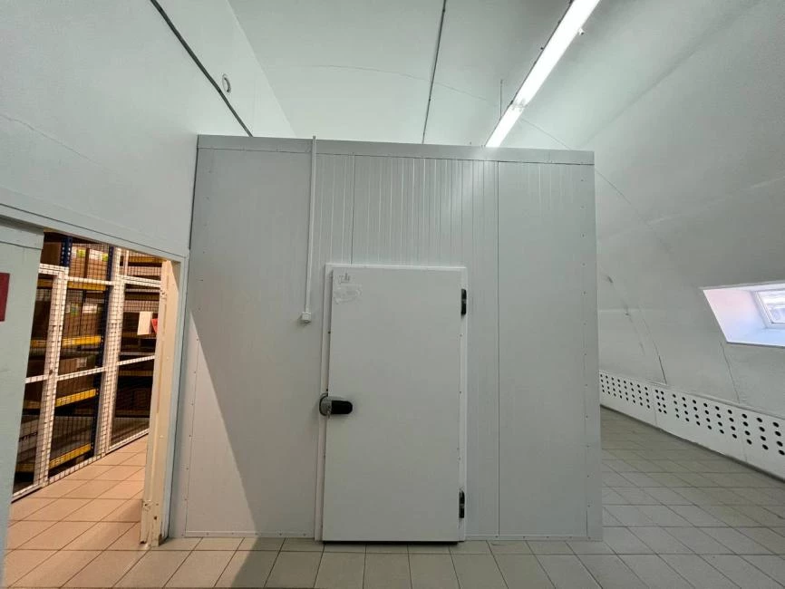 Среднетемпературная холодильная камера для хранения медицинских препаратов