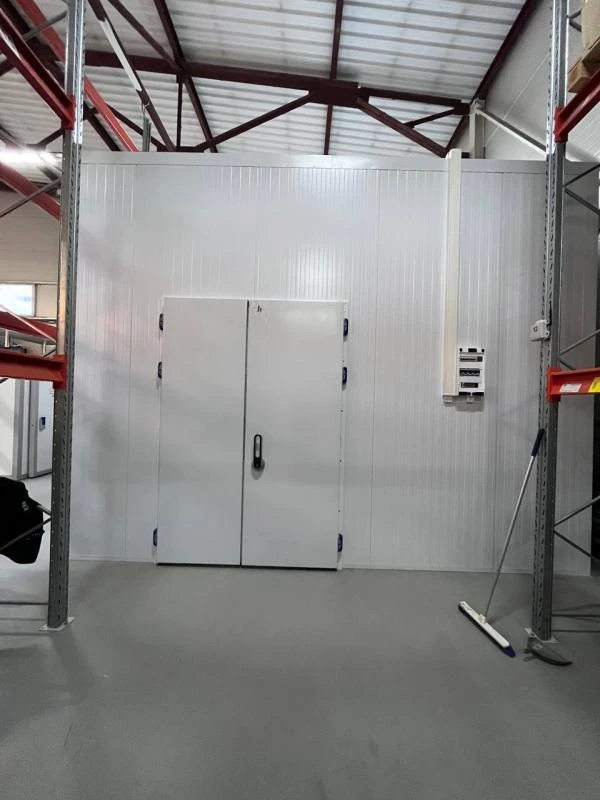 Холодильная камера для хранения фармацевтической продукции