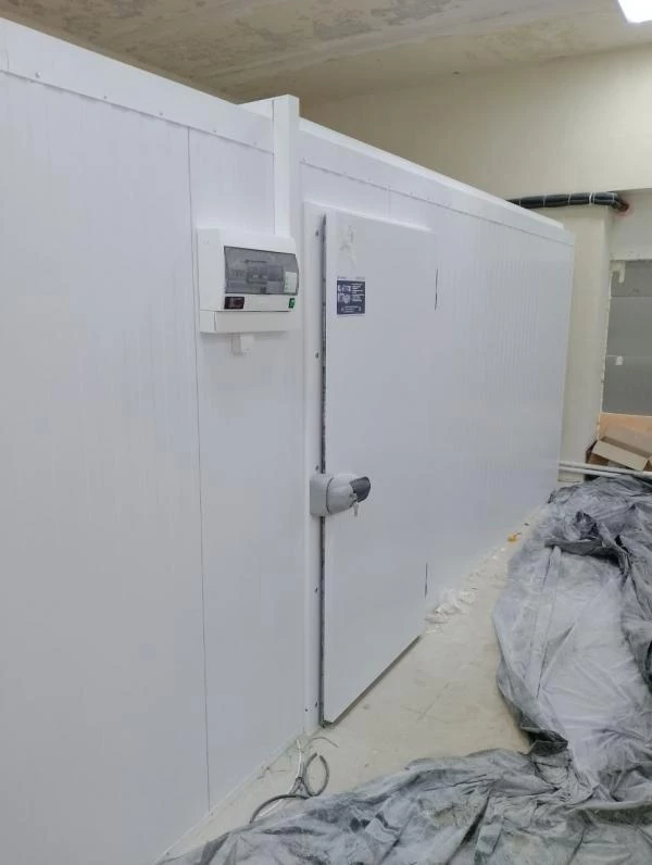 Холодильная камера для хранения овощей и соуса